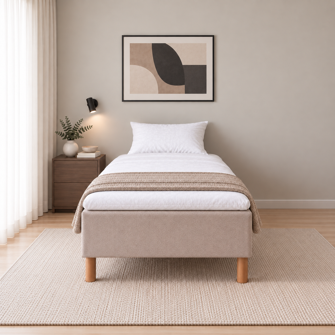 Hotel Luxus Pocket Bonnel runkopatja, No Problem 90x200 cm, Thomas 03 beige modernissa makuuhuoneessa suoraan jalkopäästä kuvattuna. Sisustushavainnekuva; petauspatja ja vuodevaatteet eivät sisälly runkopatjaan.