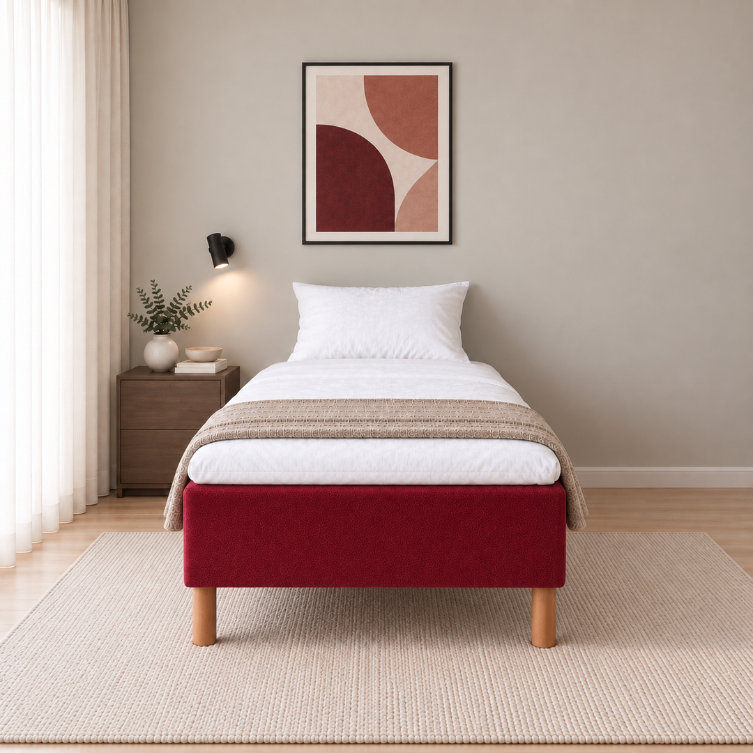 Hotel Luxus Pocket Bonnel runkosänky 90x200 cm, Vogue 7 punainen modernissa makuuhuoneessa suoraan jalkopäästä kuvattuna. Sisustushavainnekuva; Hotel Plus -petauspatja sisältyy hintaan, vuodevaatteet eivät.