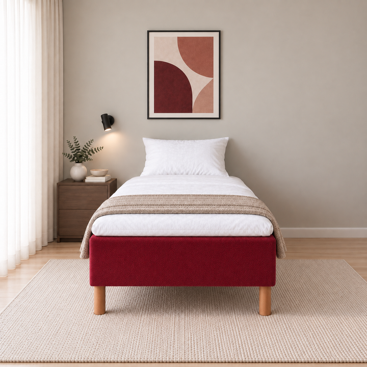 Hotel Luxus Pocket Bonnel runkosänky 90x200 cm, Vogue 7 punainen modernissa makuuhuoneessa suoraan jalkopäästä kuvattuna. Sisustushavainnekuva; Hotel Plus -petauspatja sisältyy hintaan, vuodevaatteet eivät.