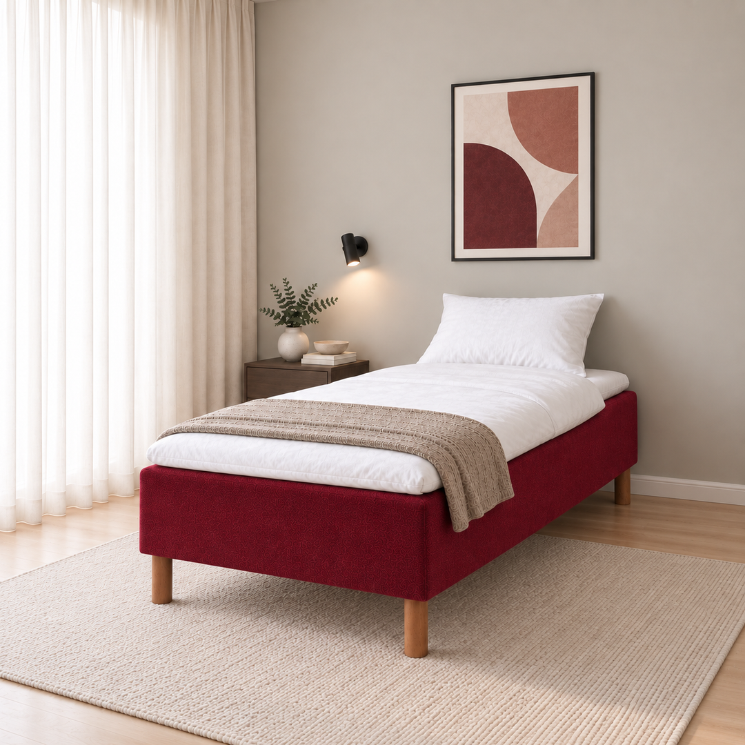 Hotel Luxus Pocket Bonnel runkosänky 90x200 cm, Vogue 7 punainen modernissa makuuhuoneessa viistosti jalkopäästä kuvattuna. Sisustushavainnekuva; Hotel Plus -petauspatja sisältyy hintaan, vuodevaatteet eivät.
