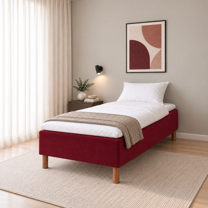 Hotel Luxus Pocket Bonnel runkosänky 90x200 cm, Vogue 7 punainen modernissa makuuhuoneessa viistosti jalkopäästä kuvattuna. Sisustushavainnekuva; Hotel Plus -petauspatja sisältyy hintaan, vuodevaatteet eivät.