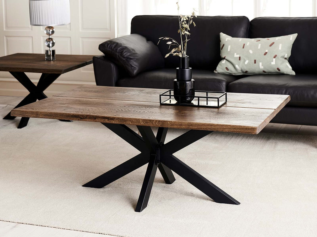Ruskea suorakulmainen sohvapöytä mustalla Star Sofa Base -tähtijalustalla olohuoneessa