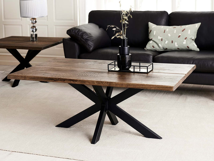 Ruskea suorakulmainen sohvapöytä mustalla Star Sofa Base -tähtijalustalla olohuoneessa
