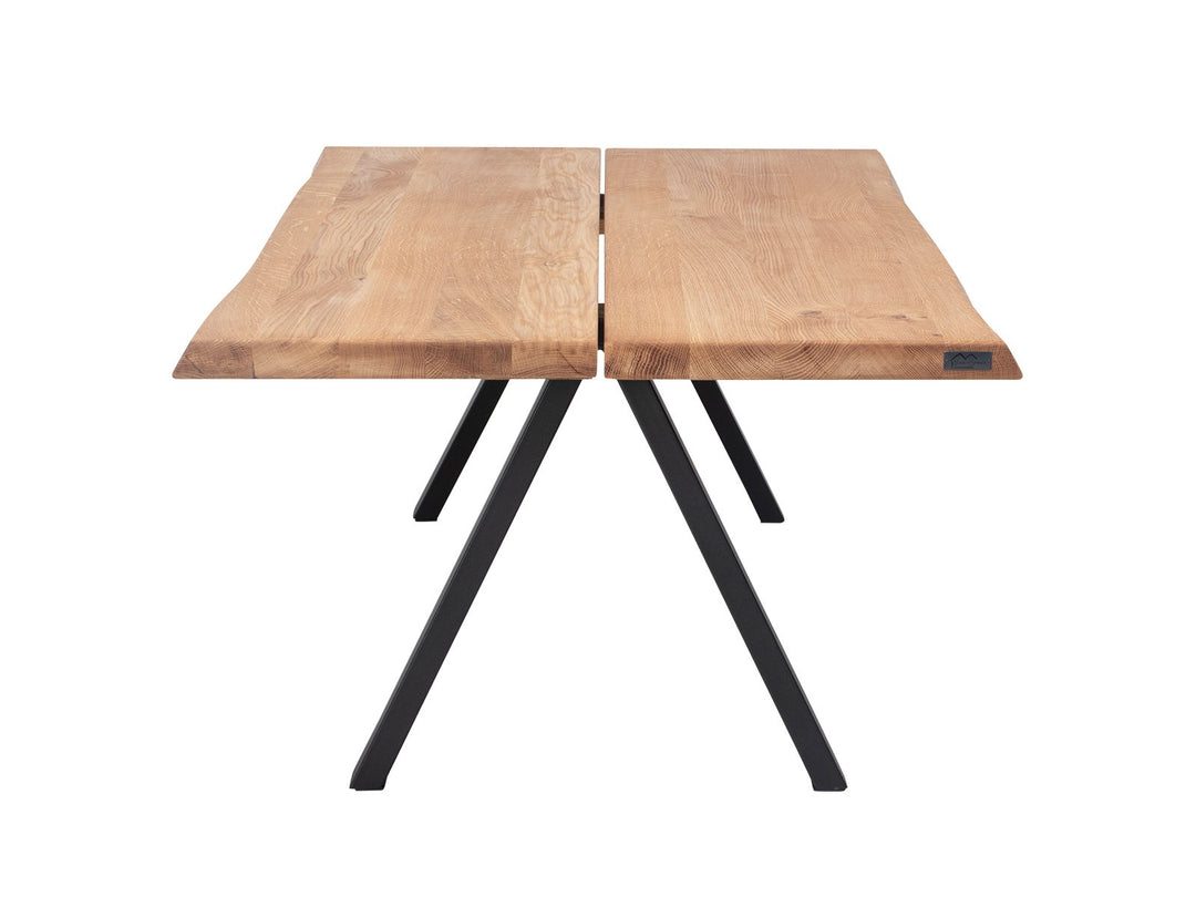 Kaksiosainen vaalea sohvapöydänkansi mustilla VS Coffee Table -jaloilla päädystä