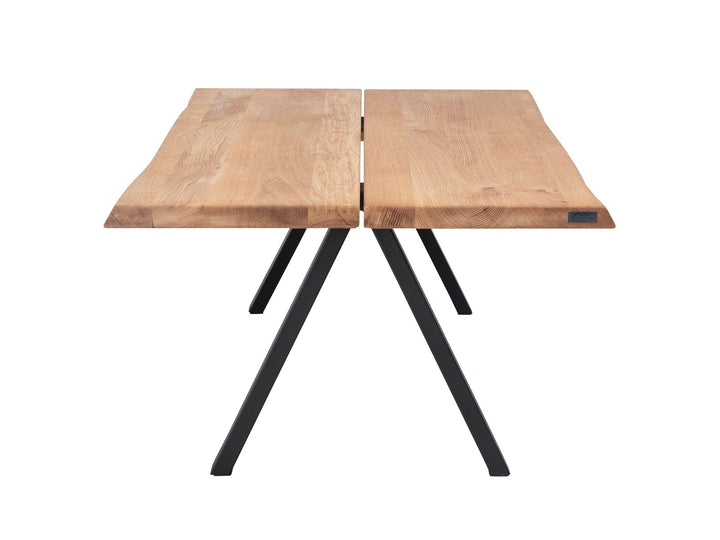 Kaksiosainen vaalea sohvapöydänkansi mustilla VS Coffee Table -jaloilla päädystä
