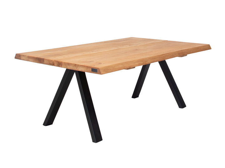 Vaalea puinen sohvapöytä mustilla VS Coffee Table -jaloilla viistosti kuvattuna