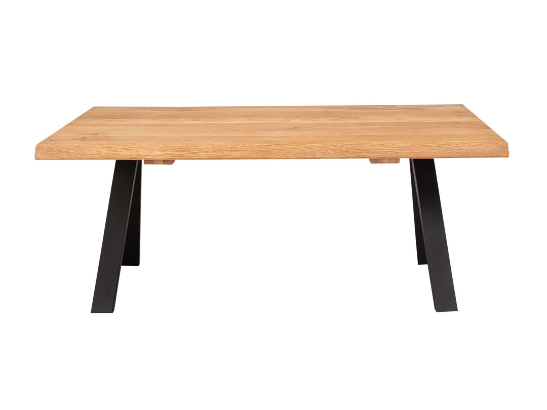 Suorakulmainen puinen sohvapöytä mustilla VS Coffee Table -jaloilla pitkältä sivulta