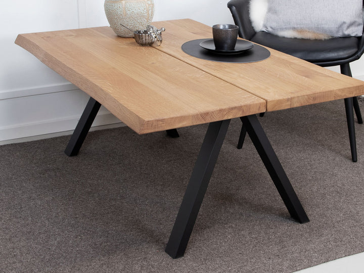 Vaalea kaksiosainen sohvapöytä mustilla VS Coffee Table -jaloilla, astioita kannella