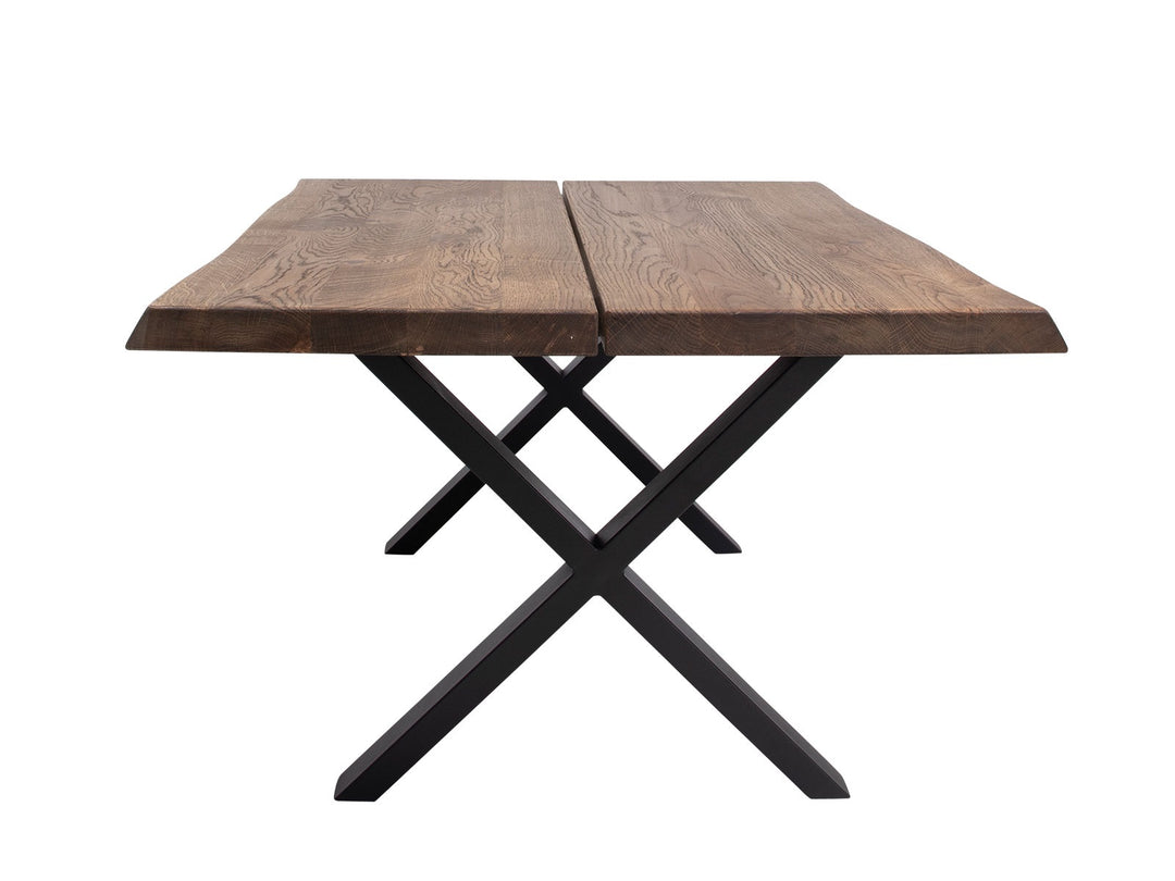 Kaksiosainen ruskea sohvapöydänkansi mustilla X Coffee Table -ristijaloilla päädystä