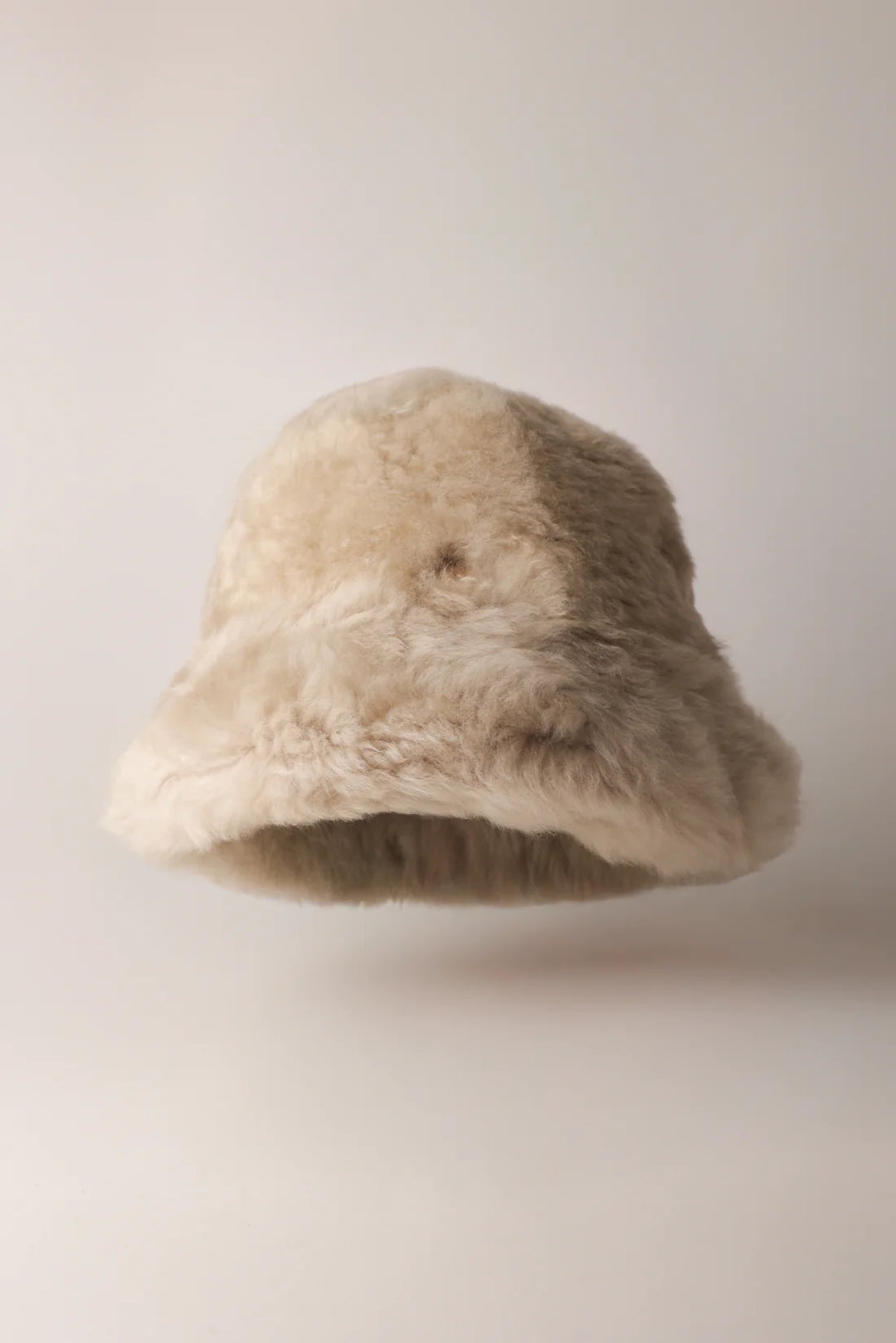 Ljus långhårig KYWIE Fluffy-hatt med nedvikt brätte och synlig innerkant