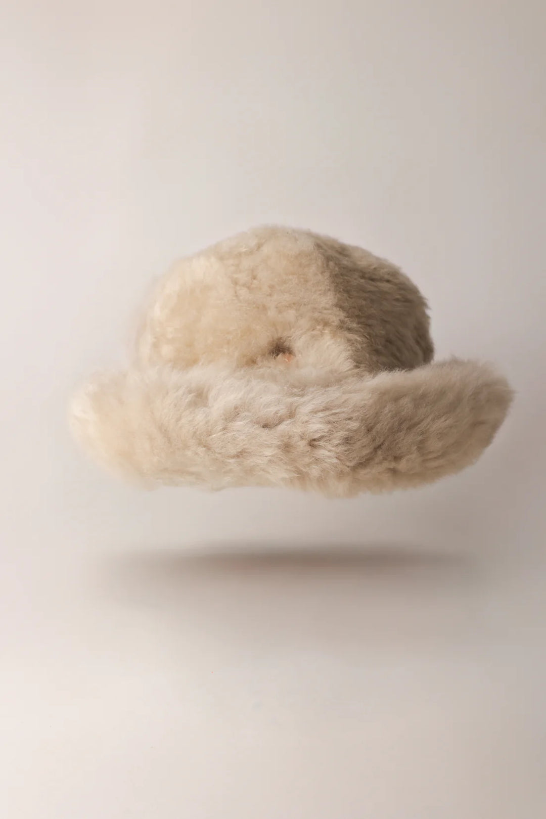 Ljus långhårig KYWIE Fluffy-hatt med uppvikt brätte