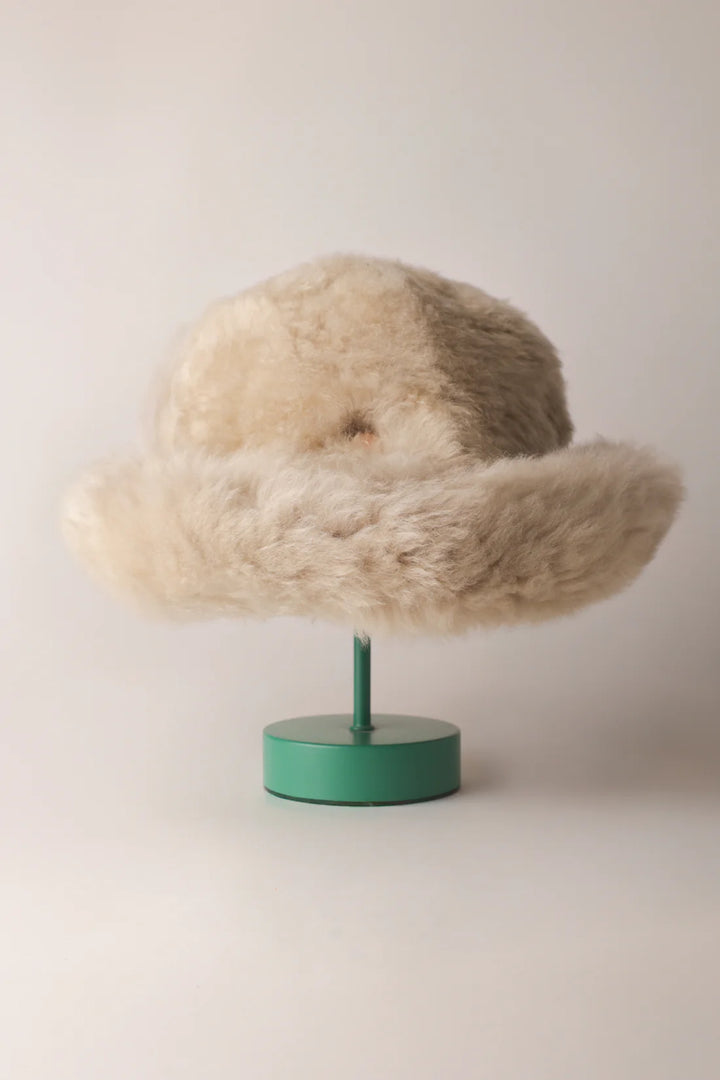 Ljus KYWIE Fluffy-hatt på grönt ställ med uppvikt brätte