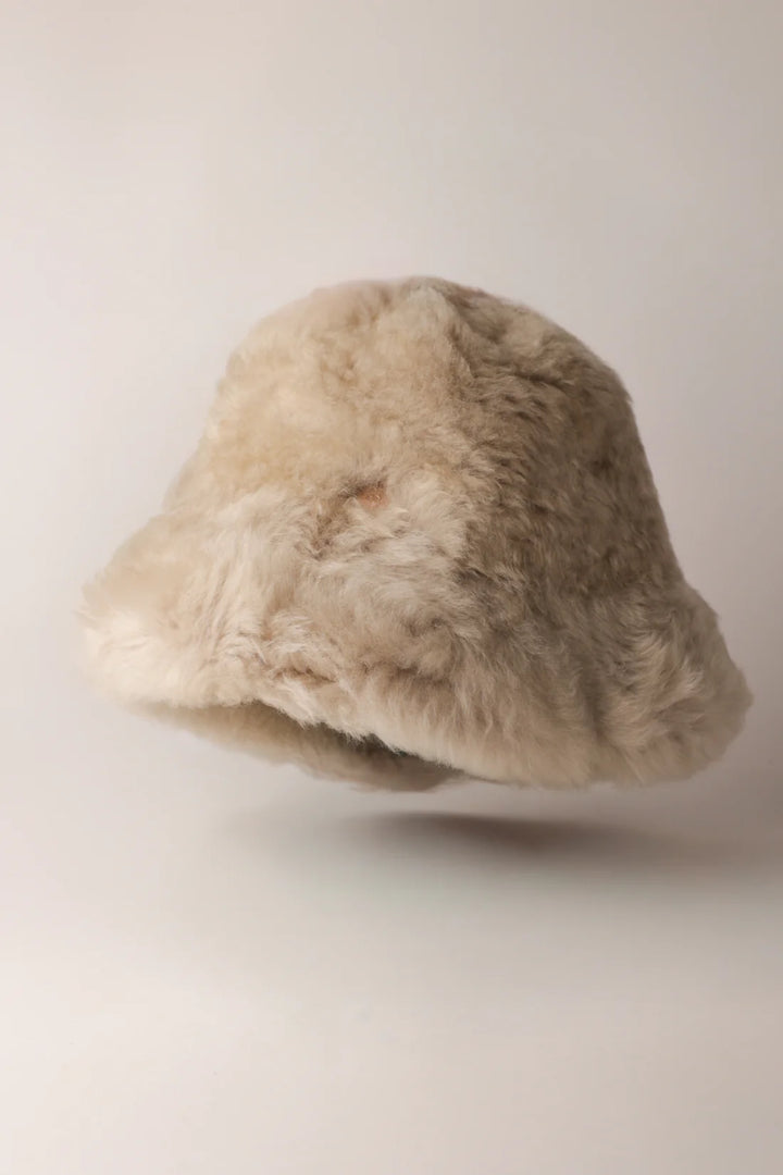 Ljus långhårig KYWIE Fluffy-hatt snett från sidan med nedvikt brätte