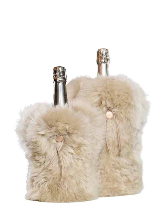 Kaksi vaaleaa pitkäkarvaista Kywie Fluffy Stone -pullocooleria pullojen ympärillä