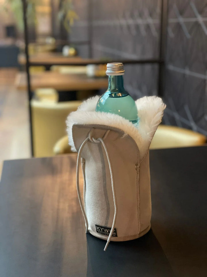 Beige Kywie-pullocooler baaritiskillä, pullo sisällä