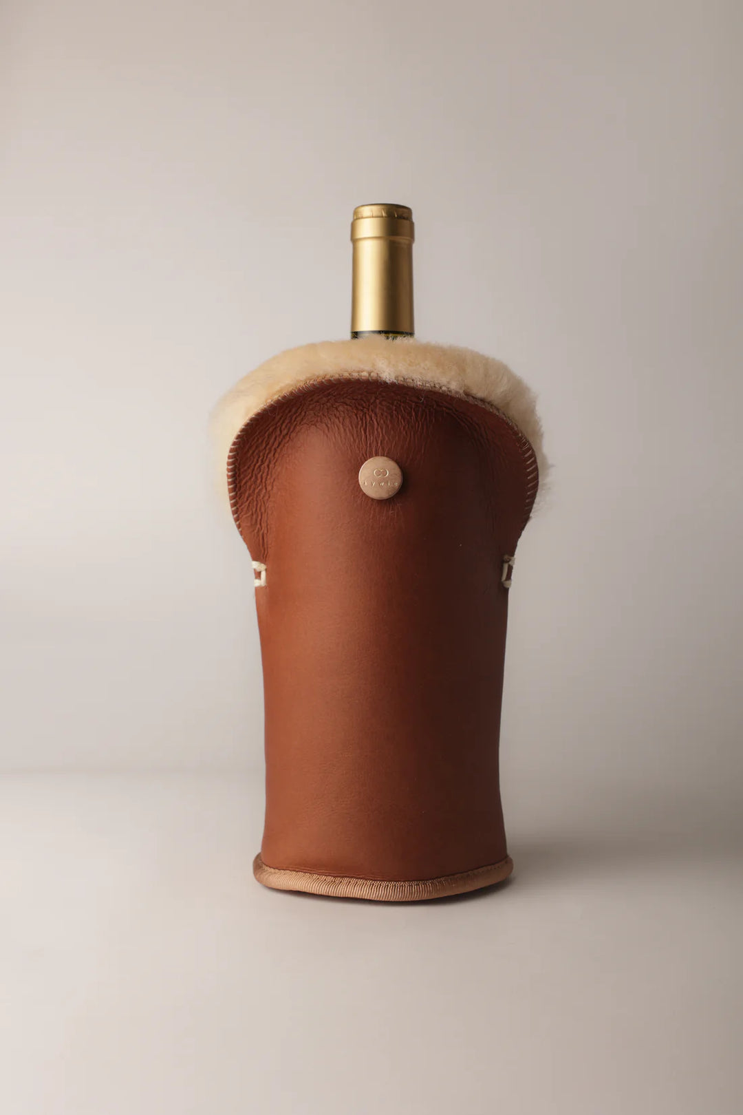 Kamelinruskea Kywie-viinicooler pullon ympärillä, pehmeä yläreuna näkyvissä